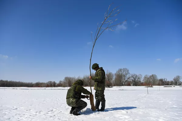 Таркиши яхро дар дарёи Бия дар қаламрави Олтой назорат мекунад Таркиши яхро дар дарёи Бия дар қаламрави Олтой назорат мекунад - Sputnik Тоҷикистон