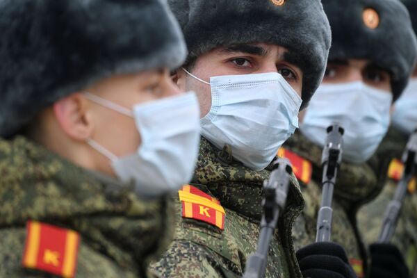 Солдаты во время репетиции находились в медицинских масках - Sputnik Таджикистан
