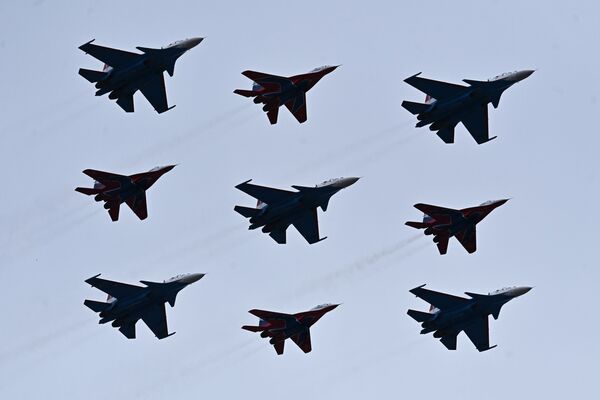 Также в первой репетиции приняли участие и военные самолеты Миг-29 и Су-30СМ - Sputnik Таджикистан