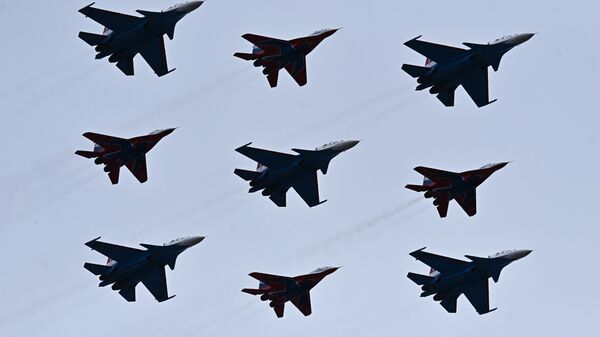 Истребители МиГ-29 и Су-30СМ пилотажных групп Русские витязи и Стрижи во время репетиции военного парада в подмосковном Алабино - Sputnik Таджикистан