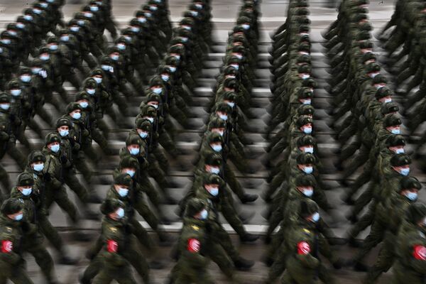 Каждый военный проходит тщательную подготовку к параду, оттачивая движения до автоматизма - Sputnik Таджикистан