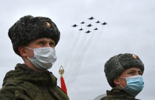 Над парадом летали истребители пилотажных групп &quot;Русские витязи&quot; и &quot;Стрижи&quot; - Sputnik Таджикистан