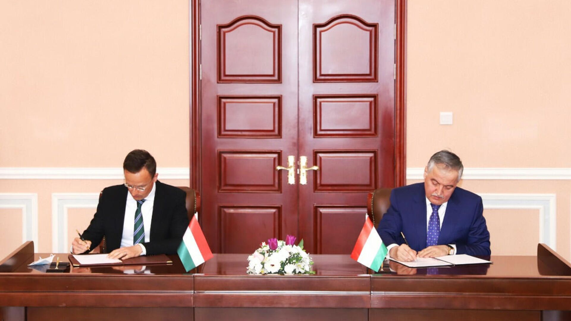 Подписание соглашения о сотрудничестве между Таджикистаном и Венгрии - Sputnik Тоҷикистон, 1920, 07.04.2021