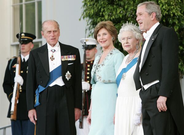 Президент Буш и первая леди Лаура приветствуют королеву Великобритании Елизавету II и принца Филиппа на гособеде в Белом доме. - Sputnik Таджикистан