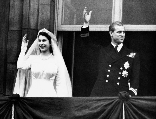 Традиционная свадебная клятва, которую дала Елизавета II во время бракосочетания, вызвала недовольство у многих. Все из-за фразы, в которой она обещала повиноваться принцу Филиппу. Ведь новобрачная - будущая королева. - Sputnik Таджикистан