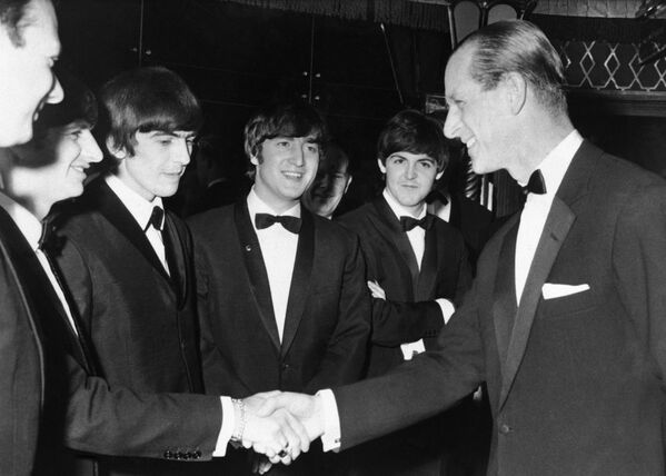 Принц Филипп фотографируется с членами музыкальной группы The Beatles. - Sputnik Таджикистан