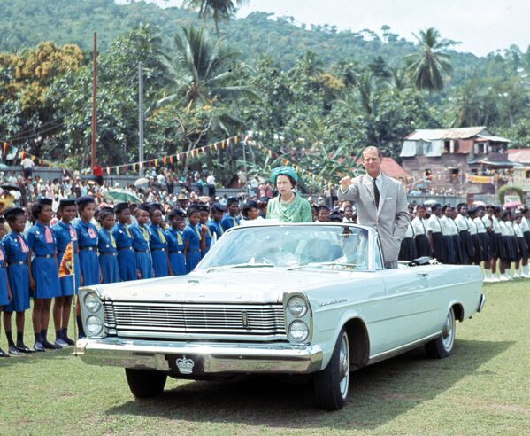 Консорт всегда сопровождал королеву Великобритании в различных поездках, в том числе зарубежных.На фото Елизавета II и принц Филипп едут на детский митинг в Сент-Люсии в феврале 1966 года. - Sputnik Таджикистан