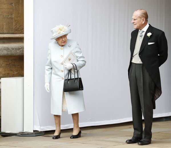 Королева Великобритании Елизавета II и принц Филипп ждут прибытия в открытом экипаже принцессы Евгении Йоркской и Джека Бруксбанка после их свадьбы в часовне Святого Георгия в Виндзорском замке.  - Sputnik Таджикистан