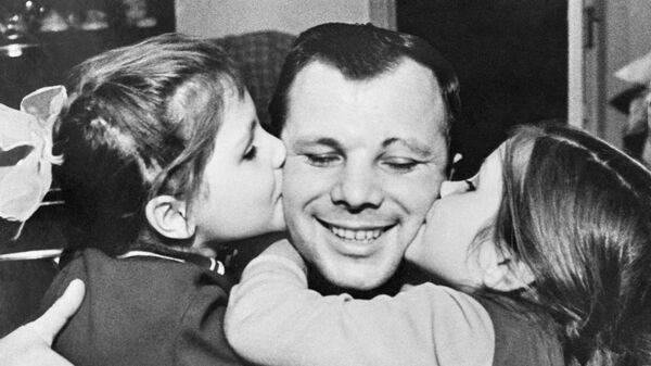 Юрий Гагарин с дочерьми Леной и Галей - Sputnik Таджикистан