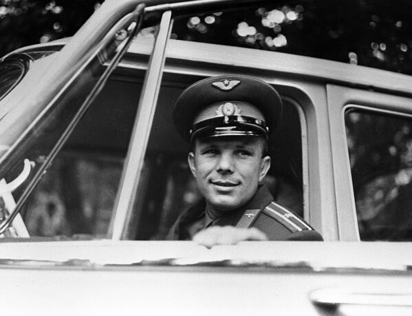Первый в мире космонавт Герой Советского Союза Юрий Гагарин за рулем автомобиля - Sputnik Таджикистан