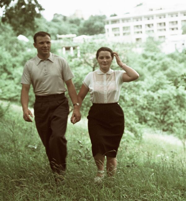 Юрий Гагарин с женой Валентиной на отдыхе в Сочи - Sputnik Таджикистан
