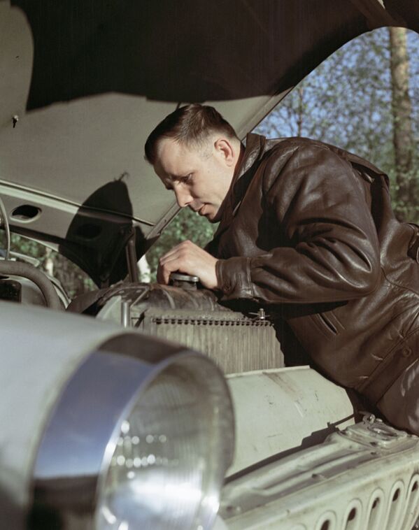 Гагарин занимается ремонтом своей автомашины - Sputnik Таджикистан