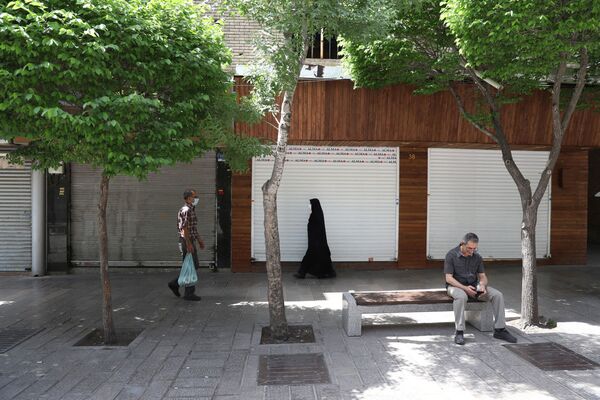 Кроме того, причиной быстрого распространения коронавируса в Иране стало пренебрежение населения санитарными нормами - Sputnik Таджикистан
