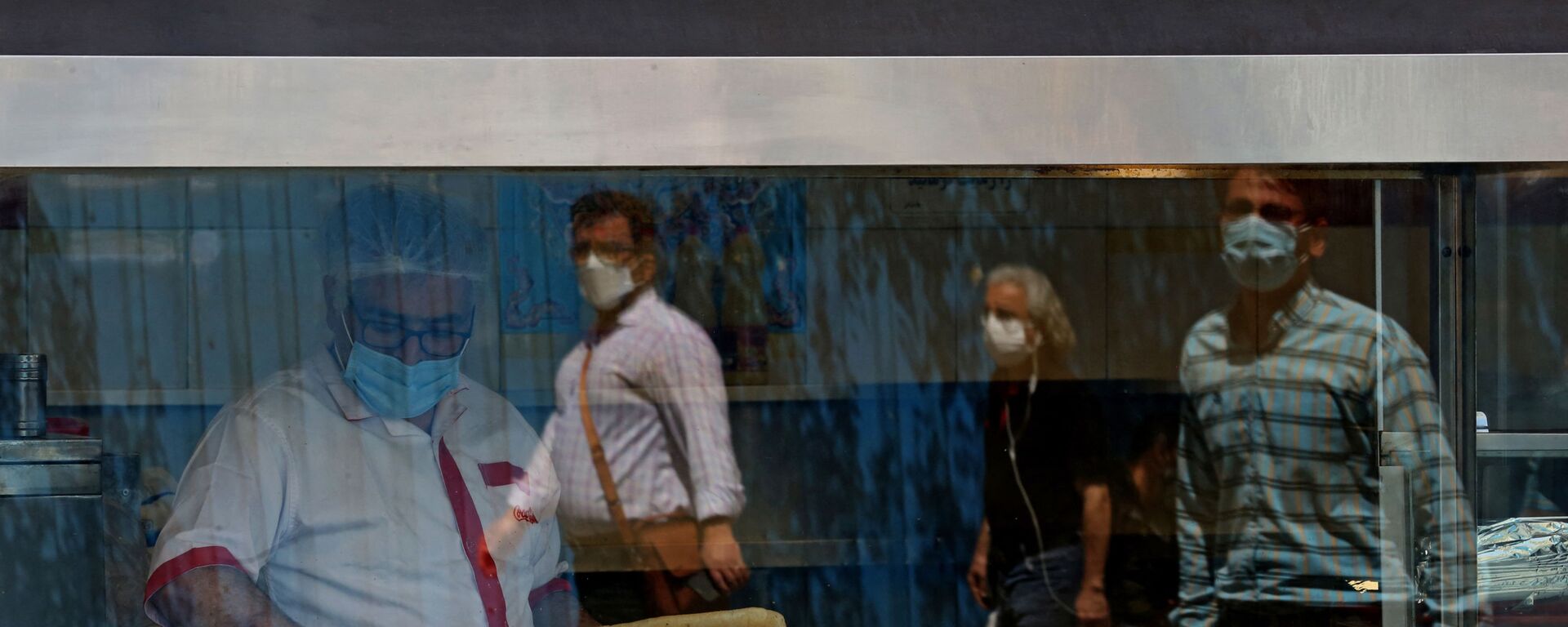 Люди напротив ресторана во время ужесточения направленных на борьбу с коронавирусом мер в Тегеране  - Sputnik Тоҷикистон, 1920, 14.04.2021