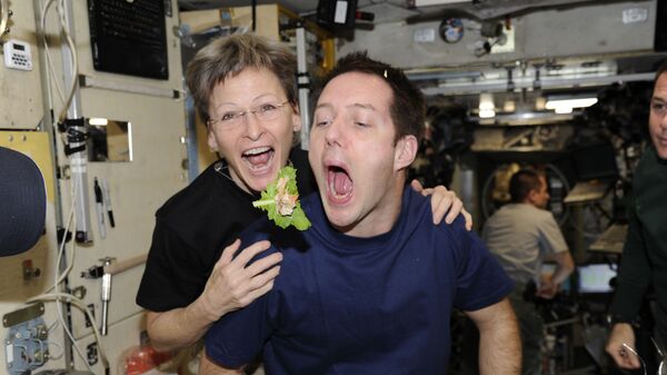 Французский астронавт Тома Песке и астронавт НАСА Пегги Уитсон на борту МКС - Sputnik Тоҷикистон