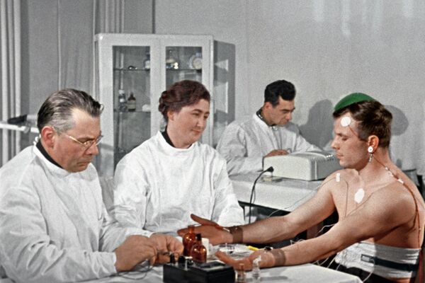 Космонавт Юрий Гагарин во время медицинского обследования перед полетом в космос - Sputnik Таджикистан