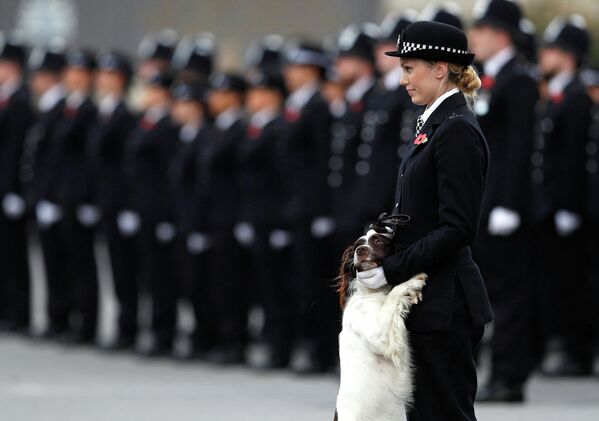 В Великобритании статные и стильные женщины-офицеры в лаконичной униформе несут службу в Столичной полицейской академии в Лондоне - Sputnik Таджикистан