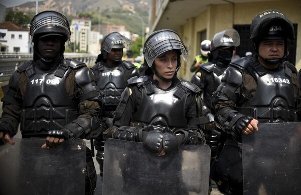 Любой обычный мужчина может вполне позавидовать колумбийскому спецназу, вернее, девушкам в защитных костюмах, которые больше похожи на героинь из фантастического фильма с доспехами и эффектными нагрудниками  - Sputnik Таджикистан