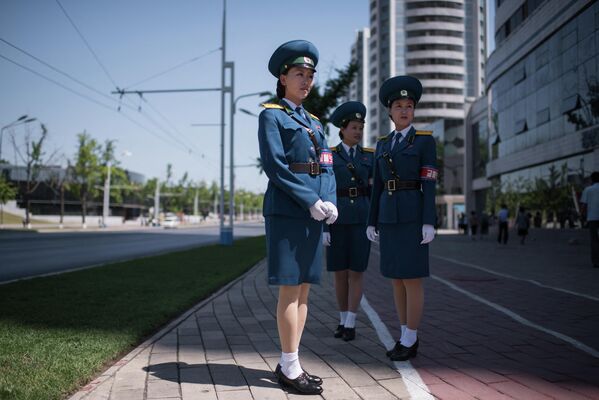 Настоящие диковинки - работницы службы безопасности дорожного движения в Пхеньяне. С такими сотрудницами очень  любят фотографироваться туристы. Интересно, что в Северной Корее после выхода замуж девушки прекращают нести военную службу, да и пенсия у них наступает раньше обычного - Sputnik Таджикистан
