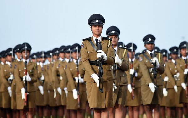 Женщины-полицейские из Коломбо в Шри-Ланке не только защитницы, но и фаворитки на парадном марше в День независимости страны. Кажущиеся хрупкими женские руки в белых перчатках уверенно несут тяжелое оружие - Sputnik Таджикистан