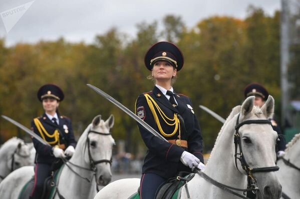 Так, в России очень почетно и гордо быть женщиной-кавалерийской, работающей в оперативном полку конной полиции. Они не только гордо несут свою службу, но и участвуют в ежегодных парадах на главных площадях - Sputnik Таджикистан