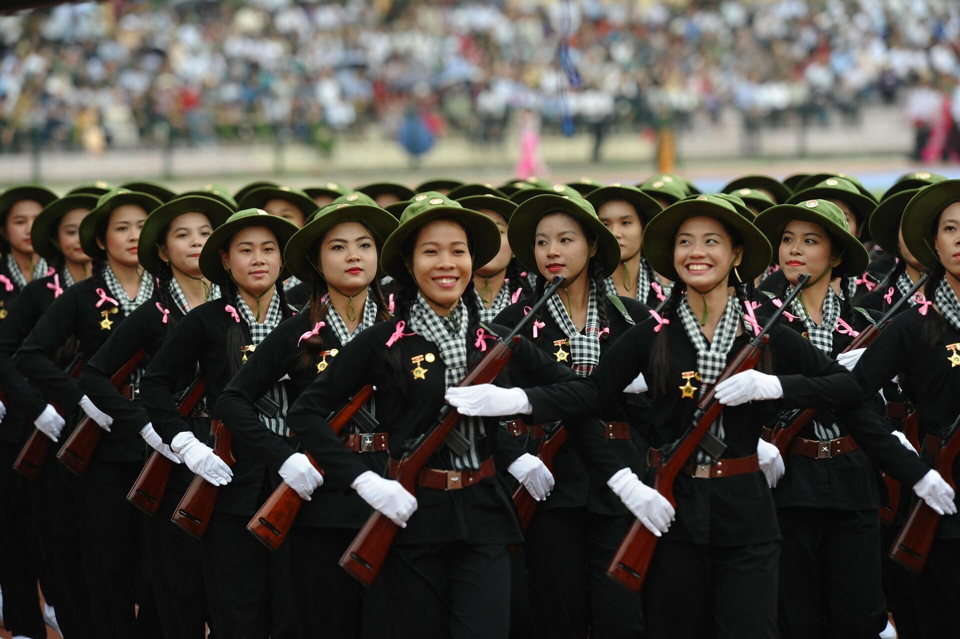 Женщины в форме солдат Вьетконга во время военного парада во Вьетнаме, посвященного празднованию 60-летия победы в Дьенбьенфу над Францией - Sputnik Тоҷикистон, 1920, 16.04.2021