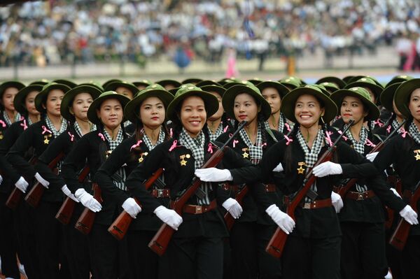 А вот женщины в форме солдат Вьетконга во время военного парада во Вьетнаме очень улыбчивы и непринужденны, впрочем, как и их форма из панам и клетчатых шарфов на груди  - Sputnik Таджикистан