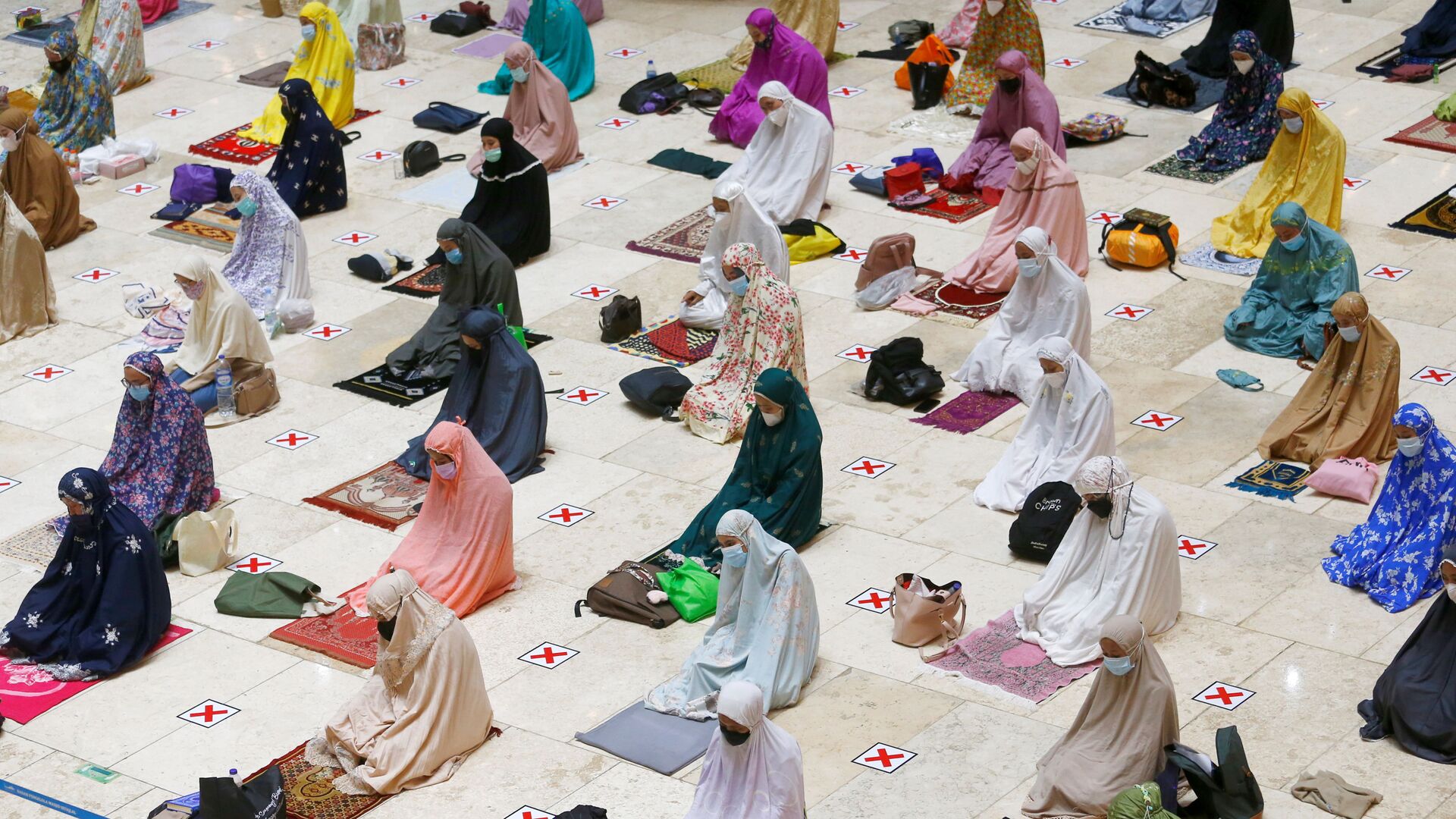 Мусульмане молятся накануне старта священного месяца Рамадан в Индонезии  - Sputnik Таджикистан, 1920, 16.04.2021