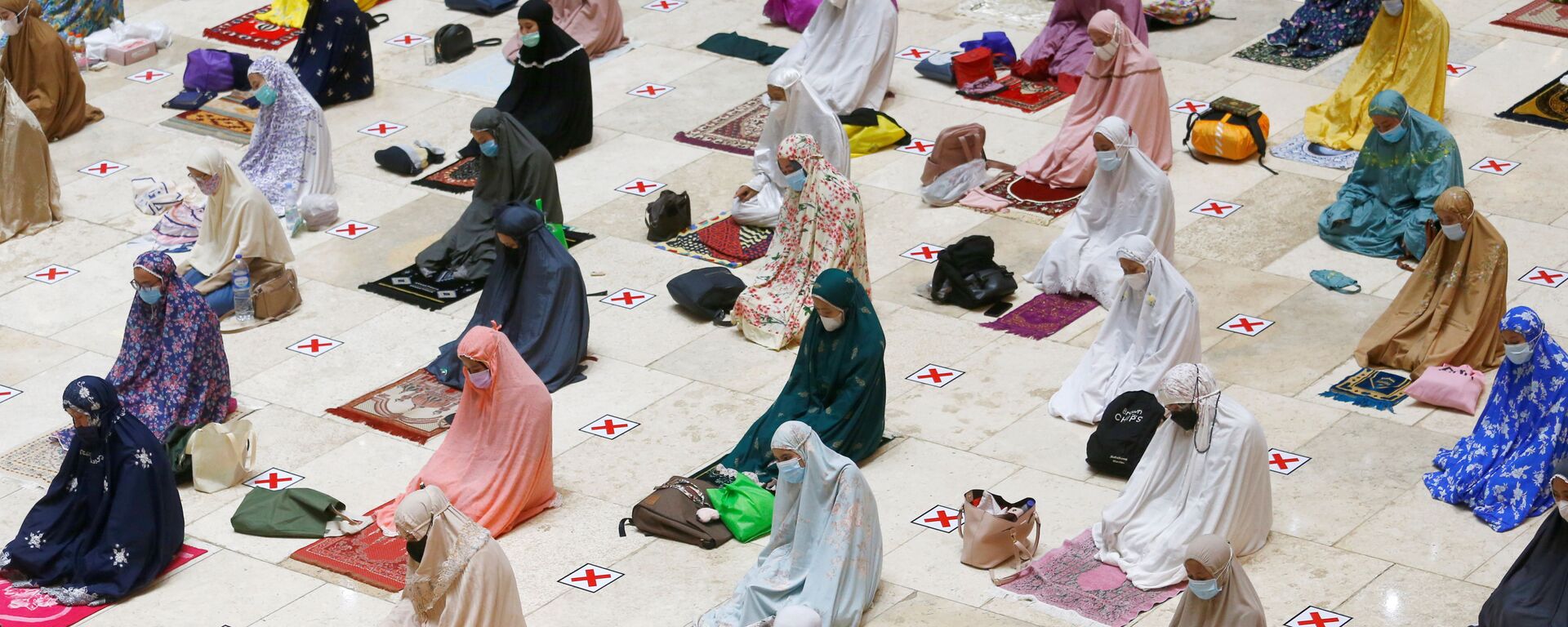 Мусульмане молятся накануне старта священного месяца Рамадан в Индонезии  - Sputnik Таджикистан, 1920, 16.04.2021
