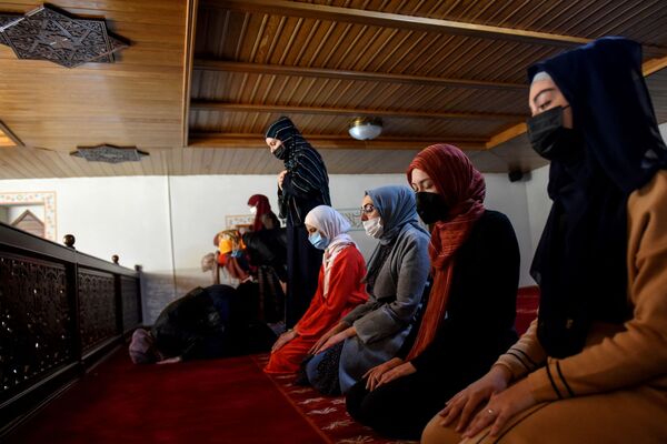 Мусульманки молятся в первую ночь Рамадана в мечети Османагич в Подгорице - Sputnik Таджикистан