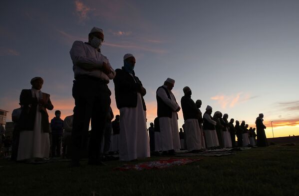 Мусульмане молятся в ожидании появления луны, знаменующей начало священного месяца Рамадан, на набережной Си-Пойнт в Кейптауне, Южная Африка - Sputnik Таджикистан