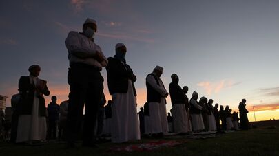 Мусульмане молятся в ожидании появления луны, знаменующей начало священного месяца Рамадан, на набережной в Кейптауне, Южная Африка