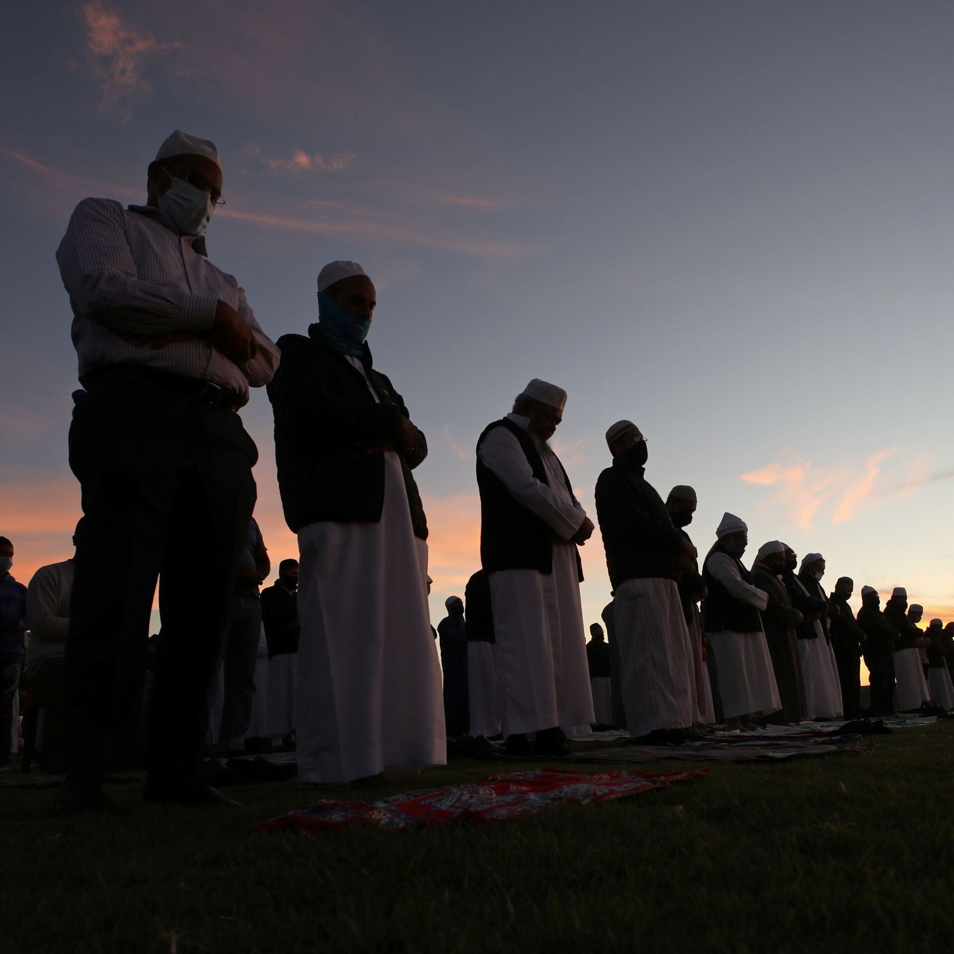Ночь молитвы в рамадан. Праздник Лейлят Аль-Кадр мусульманский. Поклонение мусульман. Мусульманин молится. Мусульманин поклоняется.