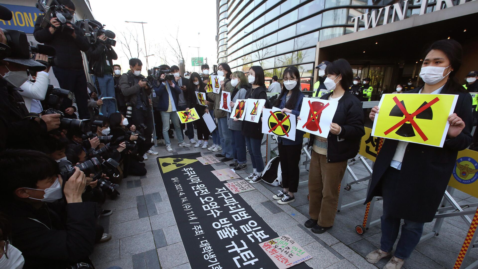 Активисты-экологи проводят митинг, осуждая решение правительства Японии по воде на Фукусиме - Sputnik Таджикистан, 1920, 14.04.2021