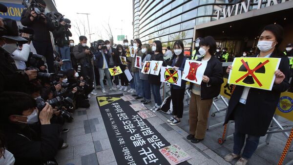 Активисты-экологи проводят митинг, осуждая решение правительства Японии по воде на Фукусиме - Sputnik Таджикистан