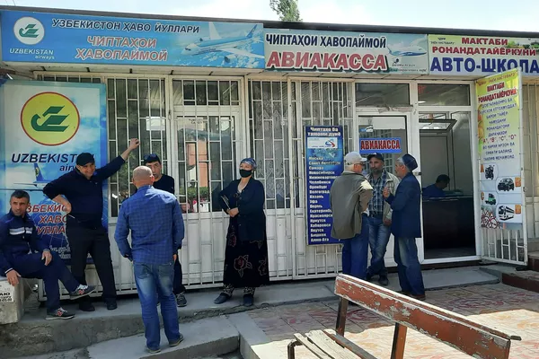 Очередь за авиабилетами в авиакассу в Таджикистане Очередь за авиабилетами в авиакассу в Таджикистане - Sputnik Тоҷикистон