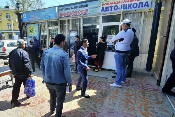 Очередь за авиабилетами в авиакассу в Таджикистане Очередь за авиабилетами в авиакассу в Таджикистане - Sputnik Тоҷикистон