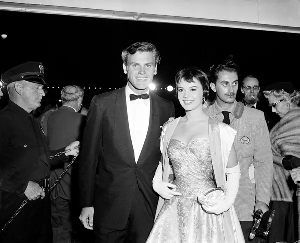 Актер Таб Хантер и актриса Натали Вуд на церемонии вручения премии Оскар, 1956 год 