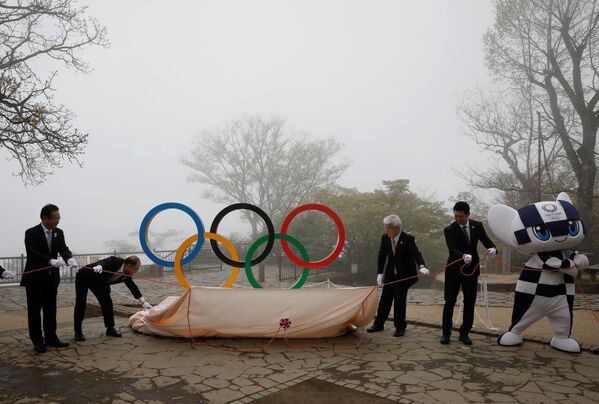 Вице-губернатор Токио Мицучика Тарао и бронзовый призер Олимпиады-2008 Дзюнъити Мияшита открывают символ соревнований - Sputnik Таджикистан