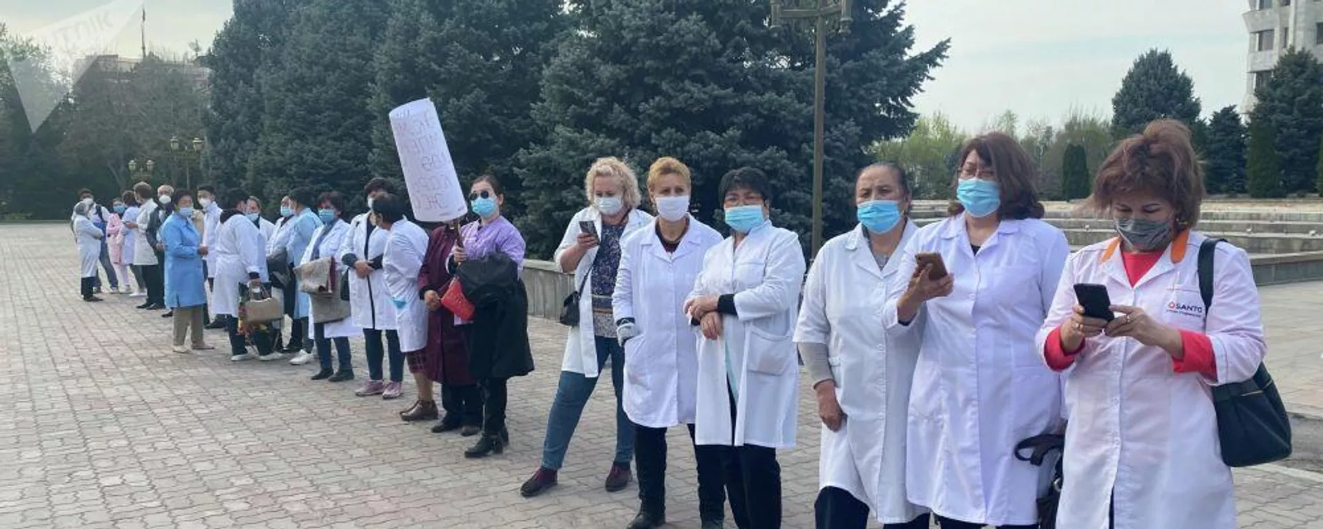 Митинг медицинских работников у здания Жогорку Кенеша в Бишкеке. 16 апреля 2021 года - Sputnik Тоҷикистон, 1920, 16.04.2021
