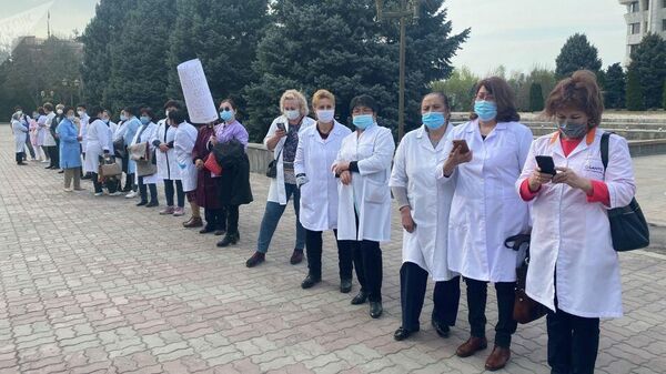 Митинг медицинских работников у здания Жогорку Кенеша в Бишкеке. 16 апреля 2021 года - Sputnik Тоҷикистон