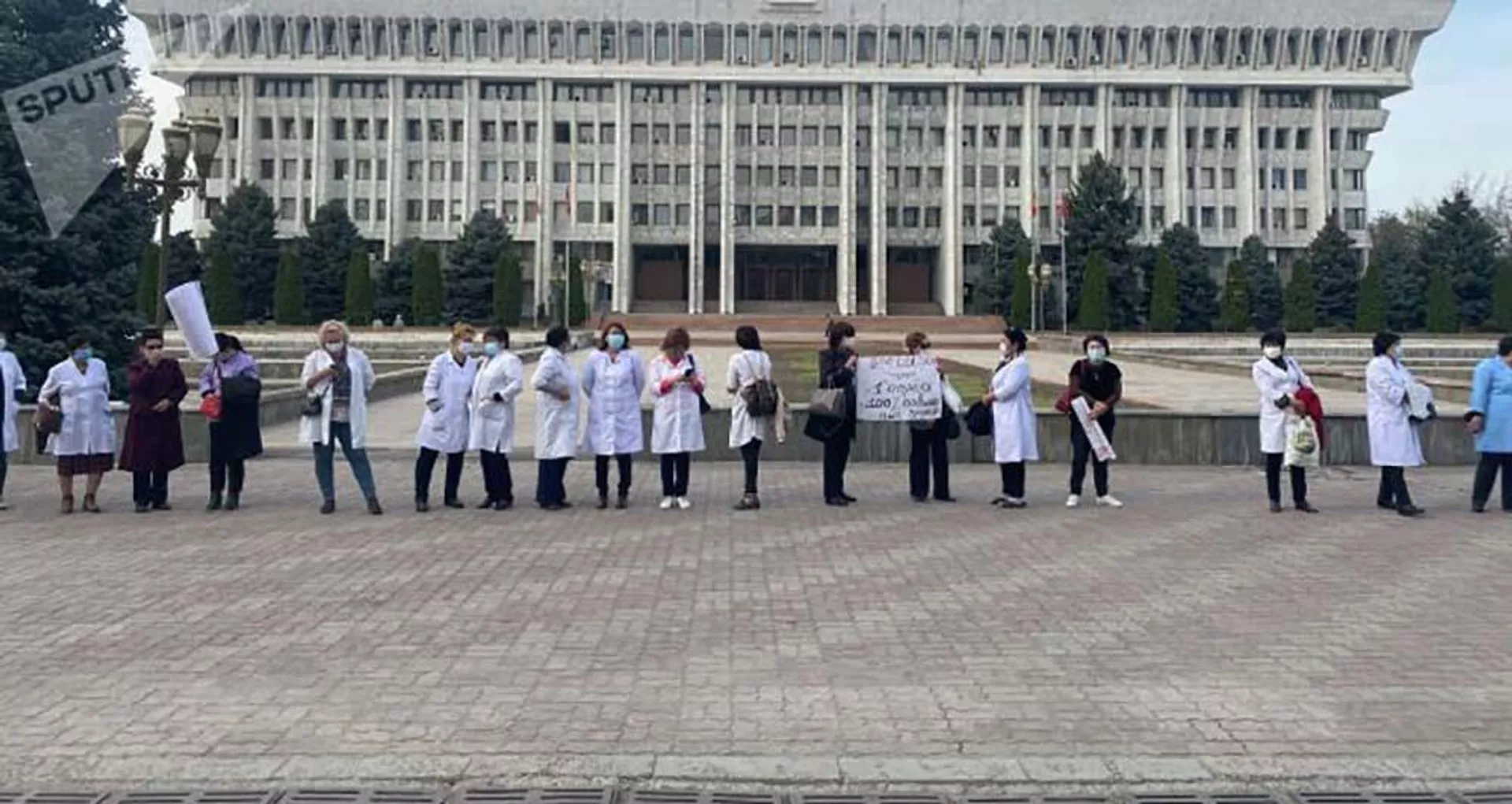 Митинг медицинских работников у здания Жогорку Кенеша в Бишкеке. 16 апреля 2021 года - Sputnik Тоҷикистон, 1920, 16.04.2021