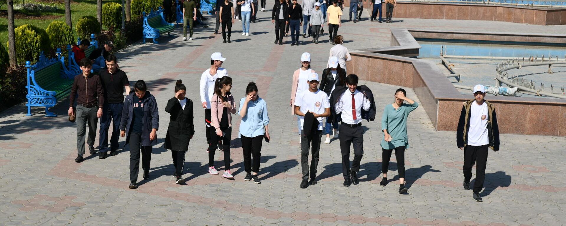 Молодежь гуляет на День города в Душанбе - Sputnik Таджикистан, 1920, 17.06.2021
