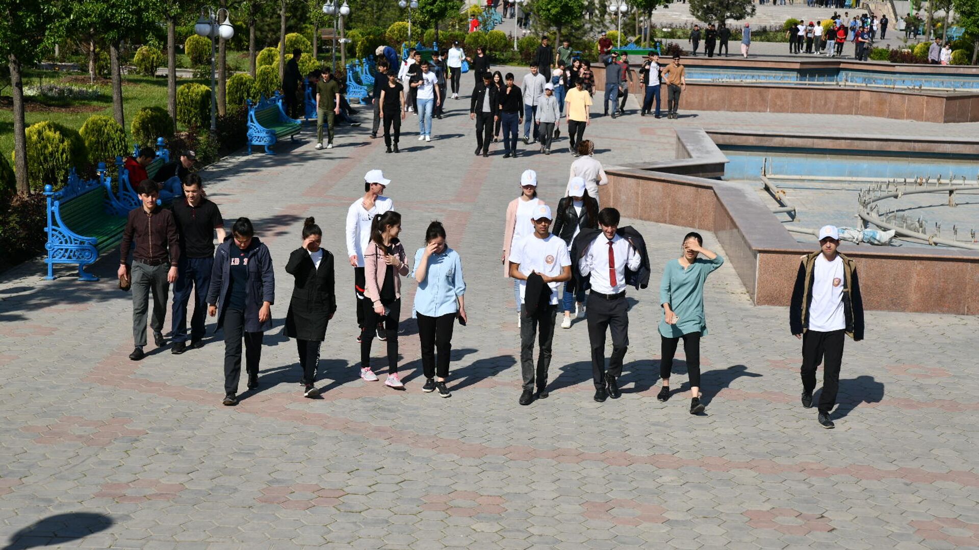 Молодежь гуляет на День города в Душанбе - Sputnik Таджикистан, 1920, 17.06.2021