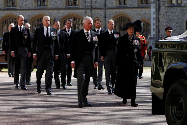 Все члены королевской семьи были на похоронах не в военной форме, а в костюмах и при орденах - Sputnik Таджикистан