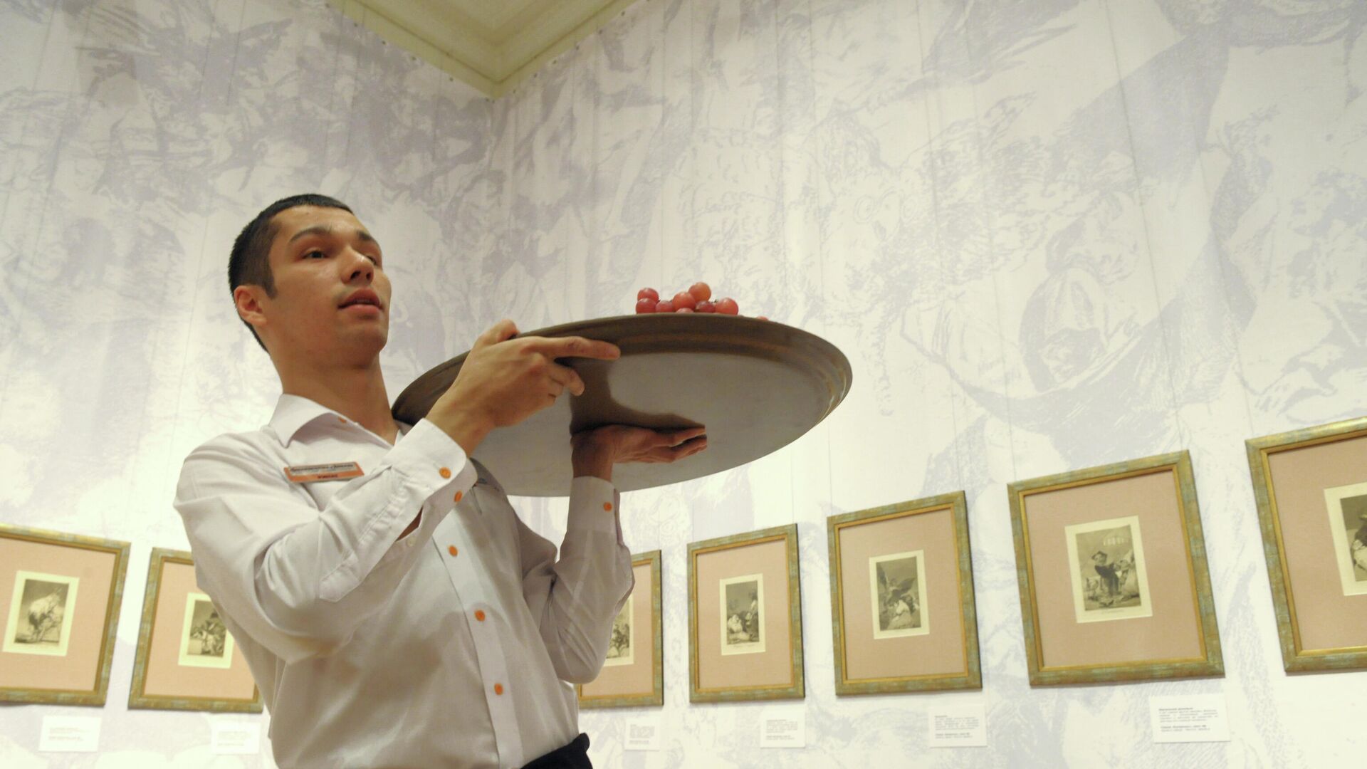 Официант с подносом в ресторане, архивное фото - Sputnik Таджикистан, 1920, 19.04.2021