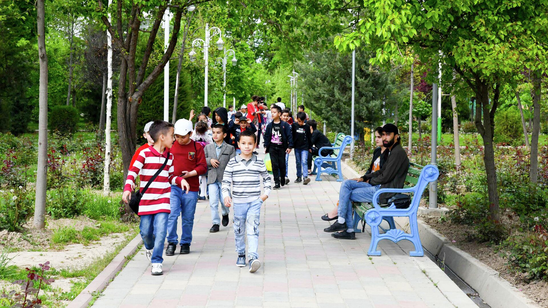 Дети гуляют в парке Рудаки - Sputnik Таджикистан, 1920, 20.04.2023