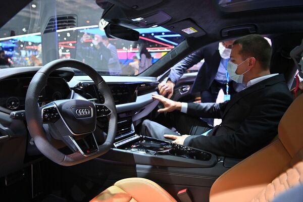 Audi показал изнутри новую модель седана Audi e-tron GT, который стал первым электрокаром RS-серии. Новинка оборудована комплексом безопасности Audi pre sense начального уровня - он умеет включать &quot;аварийку&quot;, закрывать окна и люк, а также затягивать ремни безопасности - Sputnik Таджикистан