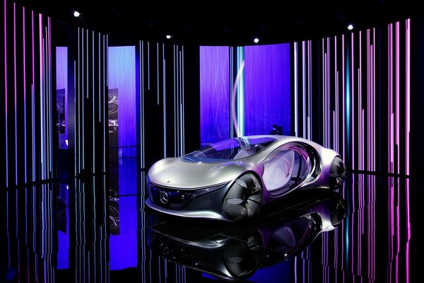 На выставке представлен новый концептуальный Mercedes-Benz - VISION AVTR. Футуристическая модель электромобиля объединяет человека, природу и автомобиль уникальным образом. Создатели авто вдохновились фильмом  &quot;Аватар&quot; Джеймса Кэмерона - Sputnik Таджикистан