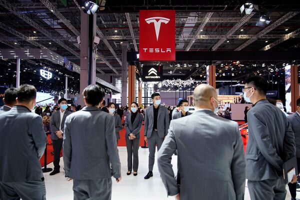 Не обошла стороной международную выставку и американская компания Tesla, сооснователем которой является Илон Маск. Посетители увидят роботизированные электрокары, которые могут развозить пассажиров без привлечения водителя благодаря &quot;умной&quot; системе Full Self-Driving - Sputnik Таджикистан